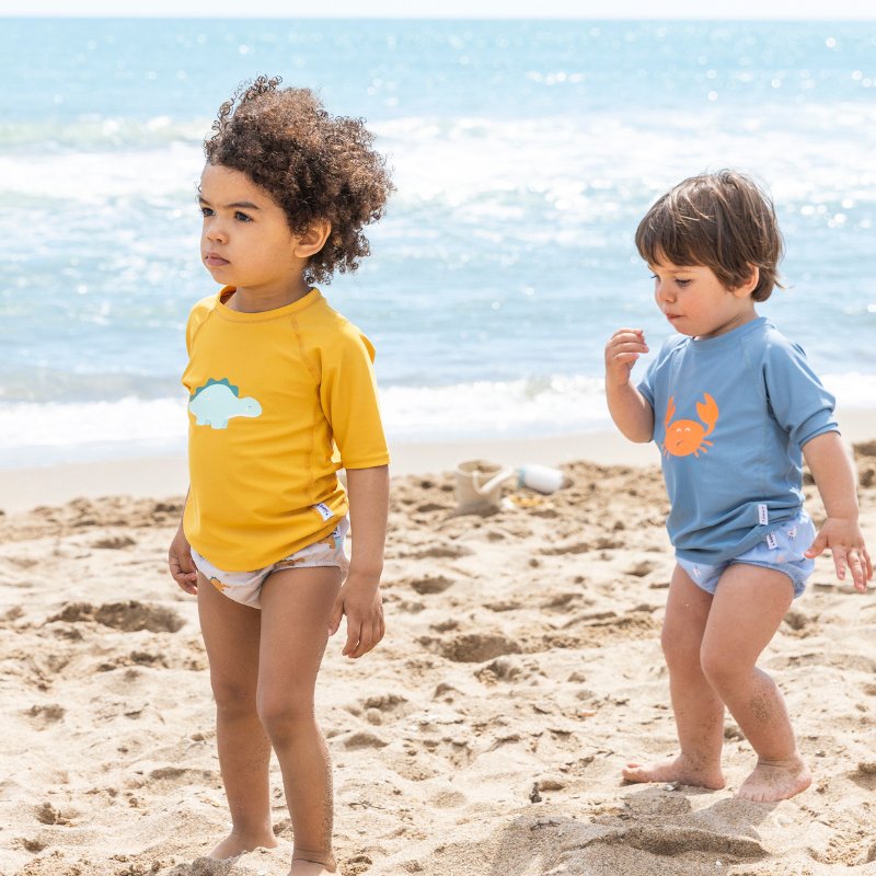 CAMISETA INFANTIL DE PROTECCIÓN SOLAR SARO ·DINOS· - Happy Moments Baby