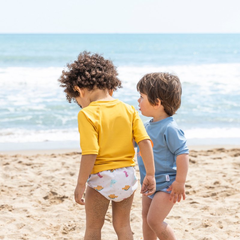 CAMISETA INFANTIL DE PROTECCIÓN SOLAR SARO ·DINOS· - Happy Moments Baby