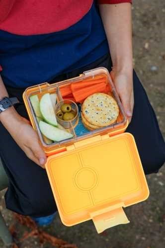 FIAMBRERA HERMÉTICA YUMBOX ·3 COMPARTIMENTOS YELLOW SHARK· - Happy Moments Baby