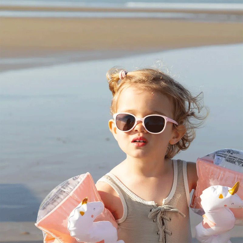 GAFAS FLEXIBLES DE PROTECCIÓN SOLAR (2 - 4 AÑOS) ·WAZZ BLUSH PINK· - Happy Moments Baby