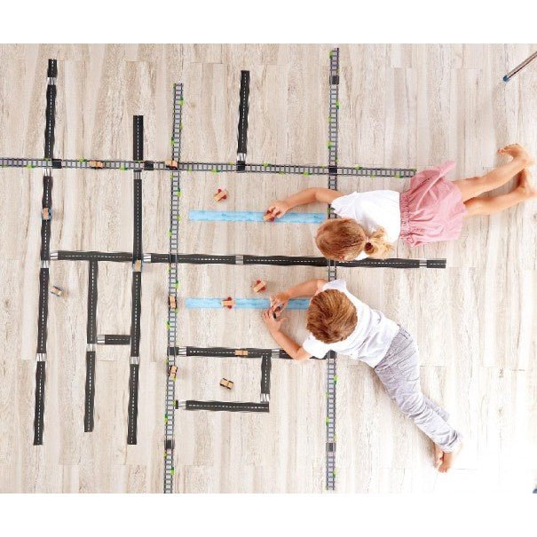 JUGUETE DE MADERA HAPE ·MINI COCHE CON CARRETERA· - Happy Moments Baby