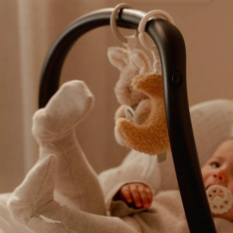 JUGUETE DE TELA LITTLE DUTCH ·JUGUETES COLGANTES CON ANILLAS NEWBORN NATURALS· - Happy Moments Baby