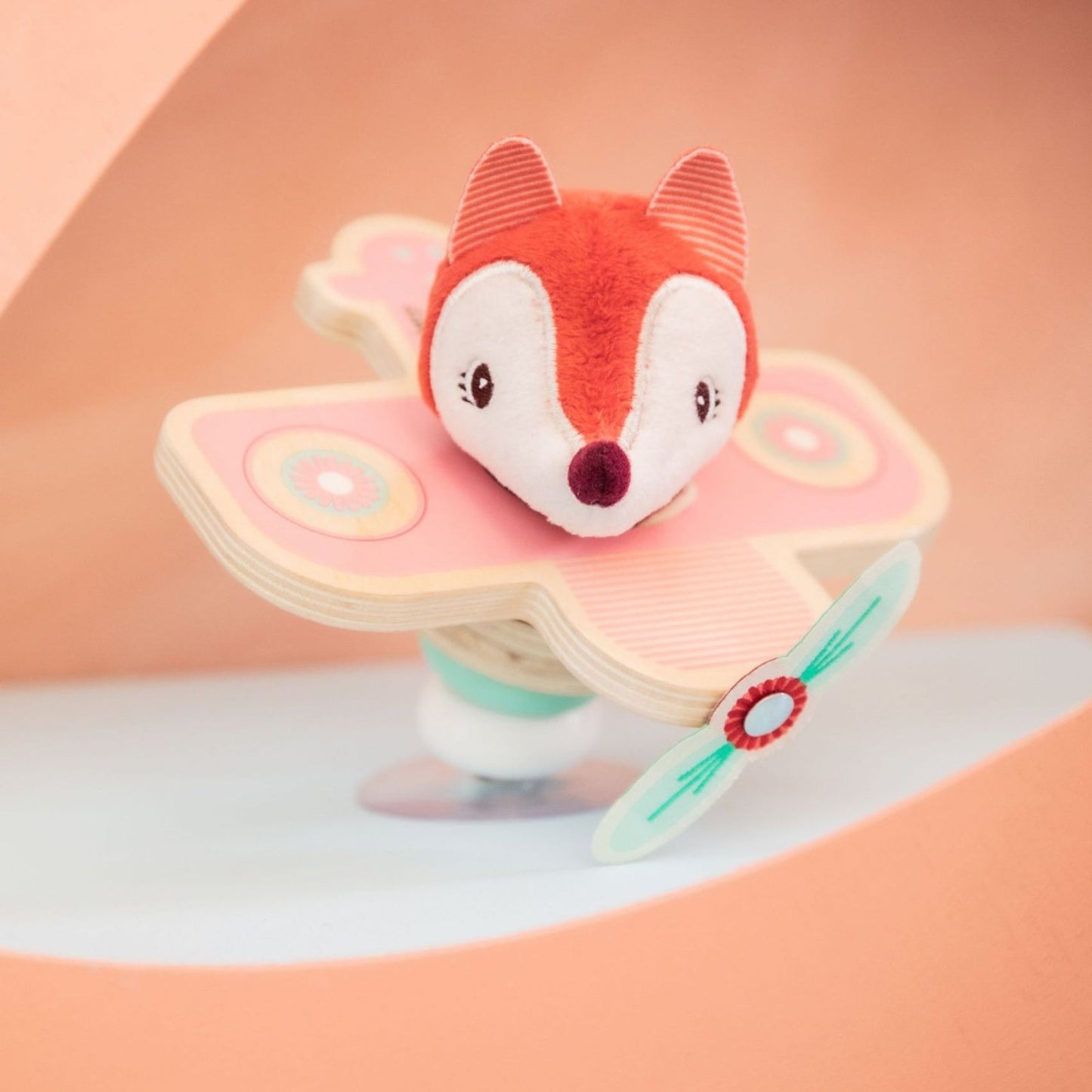 JUGUETE DE TELA Y MADERA LILLIPUTIENS ·SONAJERO SWING CON VENTOSA ALICE EN AVIÓN· - Happy Moments Baby