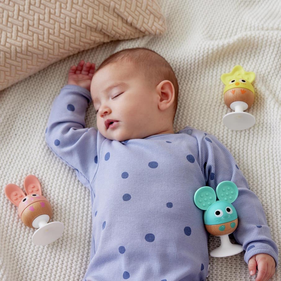 JUGUETE SENSORIAL HAPE ·SET DE 3 SONAJEROS CON VENTOSA Y MORDEDORES· - Happy Moments Baby