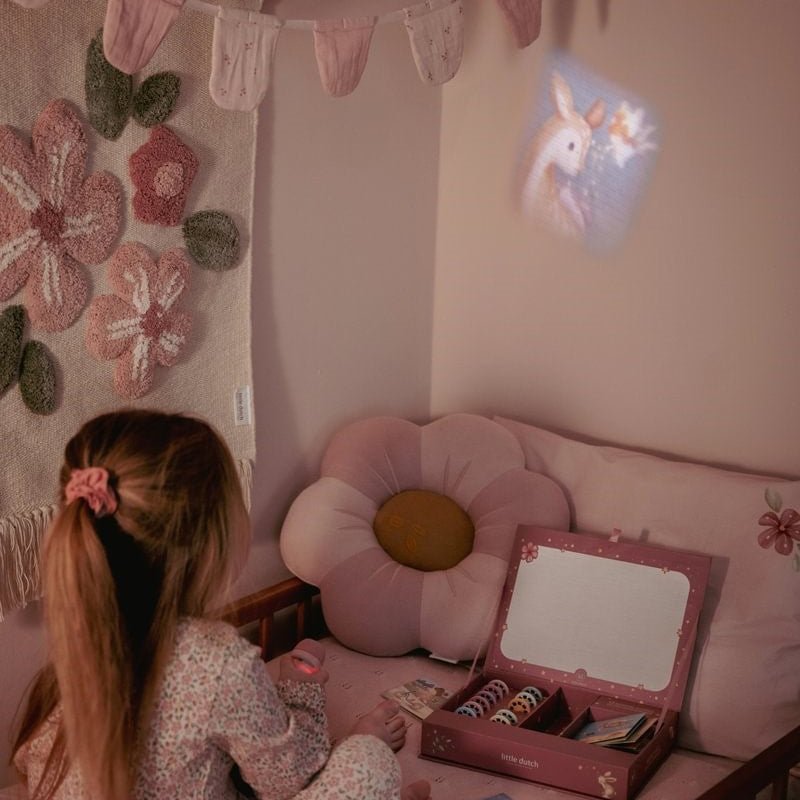 LINTERNA PROYECTOR DE CUENTOS LITTLE DUTCH ·ROSA· - Happy Moments Baby