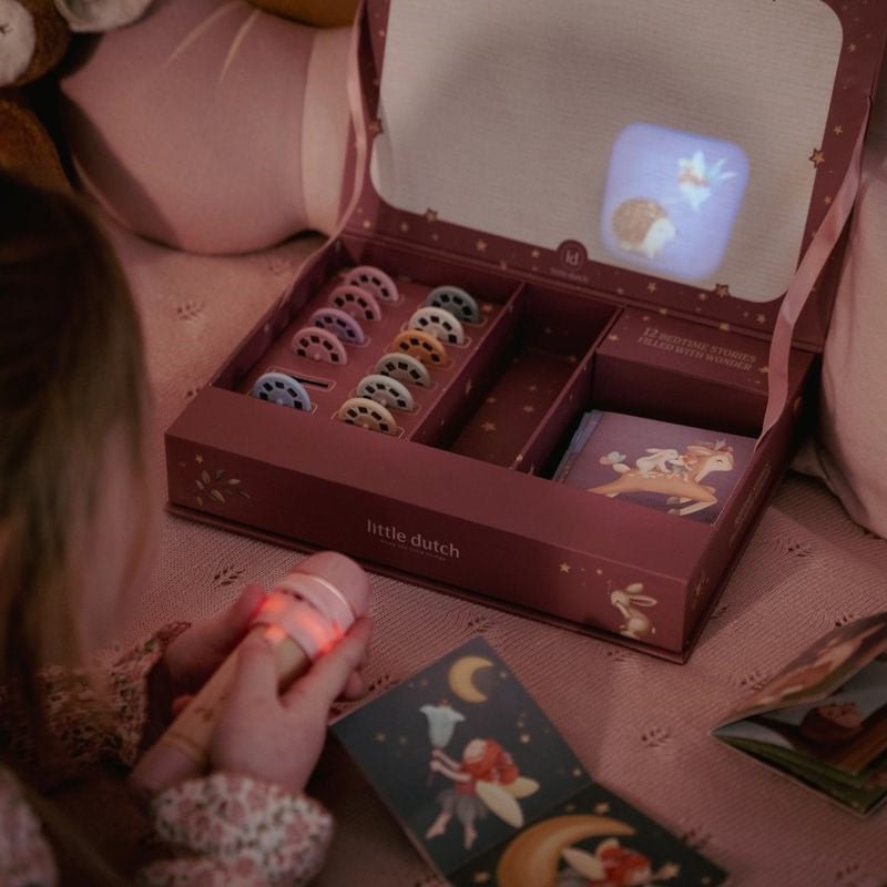 LINTERNA PROYECTOR DE CUENTOS LITTLE DUTCH ·ROSA· - Happy Moments Baby