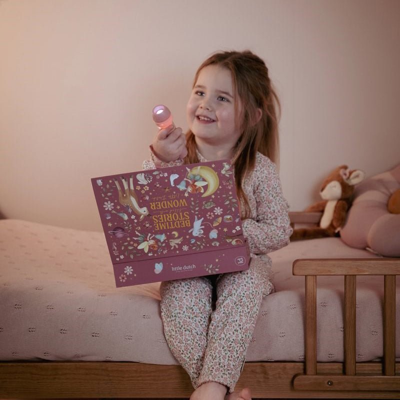 LINTERNA PROYECTOR DE CUENTOS LITTLE DUTCH ·ROSA· - Happy Moments Baby