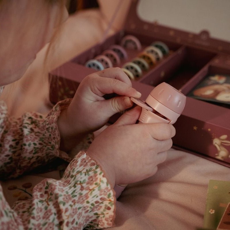 LINTERNA PROYECTOR DE CUENTOS LITTLE DUTCH ·ROSA· - Happy Moments Baby
