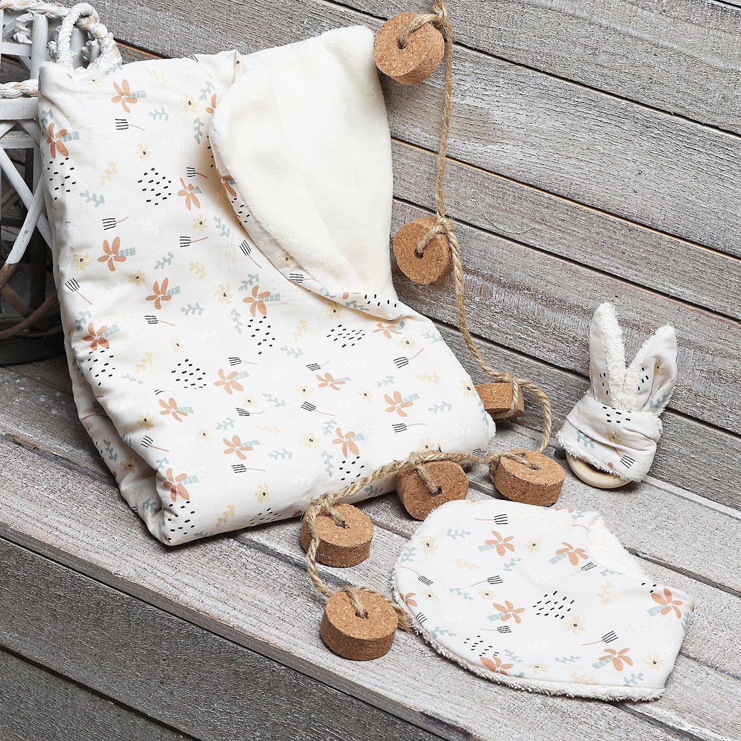 PACK NEWBORN: BANDANA MORDEDOR Y MANTA ·SOFT· - Happy Moments Baby