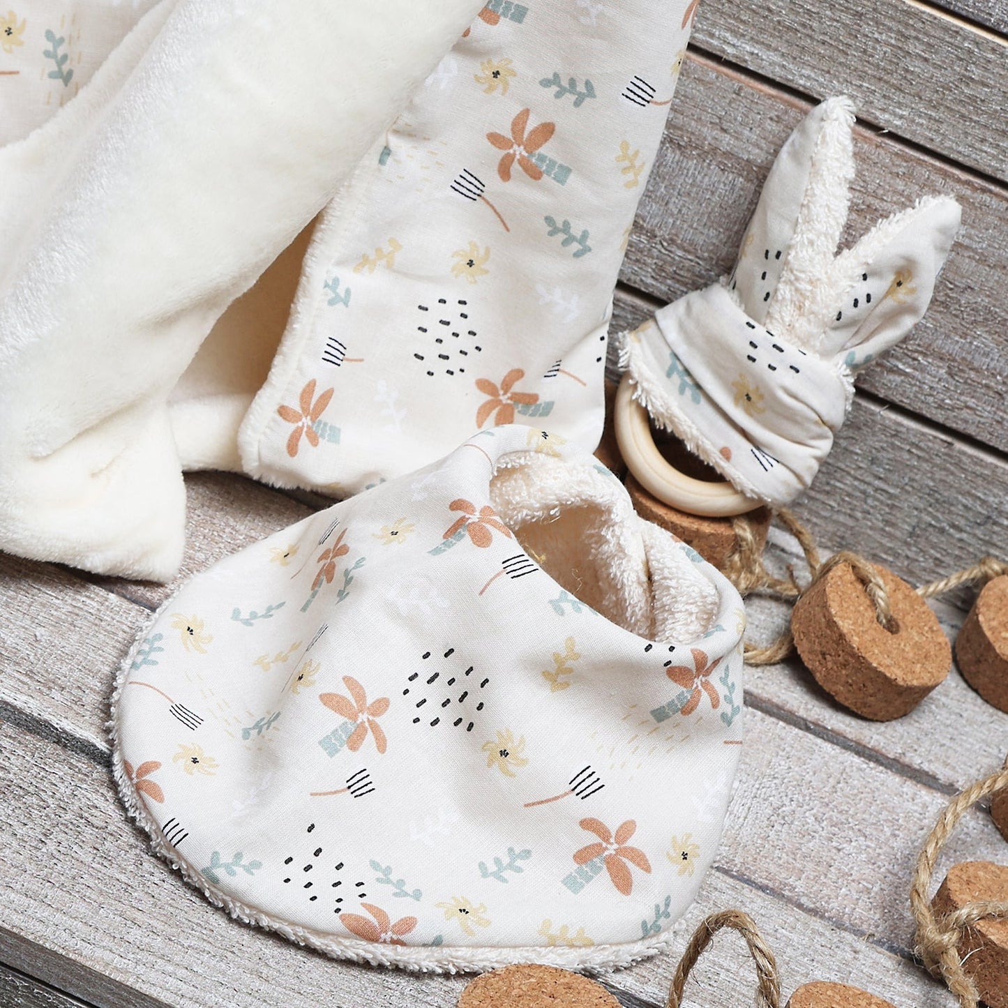 PACK NEWBORN: BANDANA MORDEDOR Y MANTA ·SOFT· - Happy Moments Baby