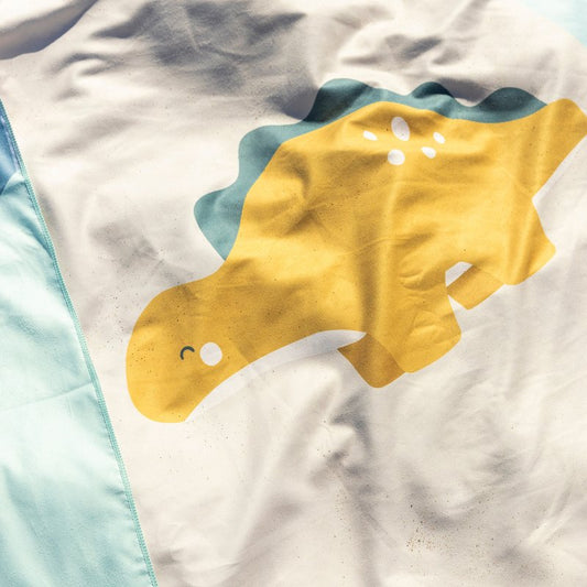 TOALLA DE PLAYA MICROFIBRA SARO ·DINOS· - Happy Moments Baby