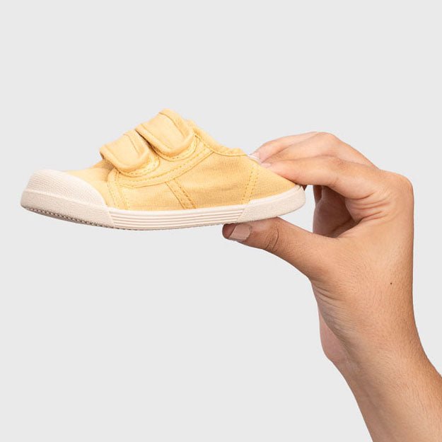 ZAPATILLAS RESPETUOSAS IGOR ·LONA VELCRO MOSTAZA· - Happy Moments Baby