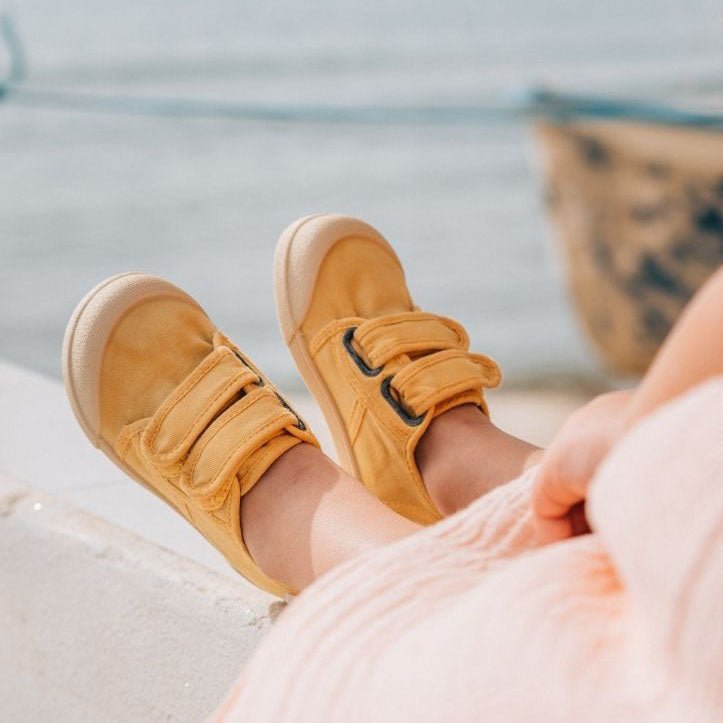 ZAPATILLAS RESPETUOSAS IGOR ·LONA VELCRO MOSTAZA· - Happy Moments Baby