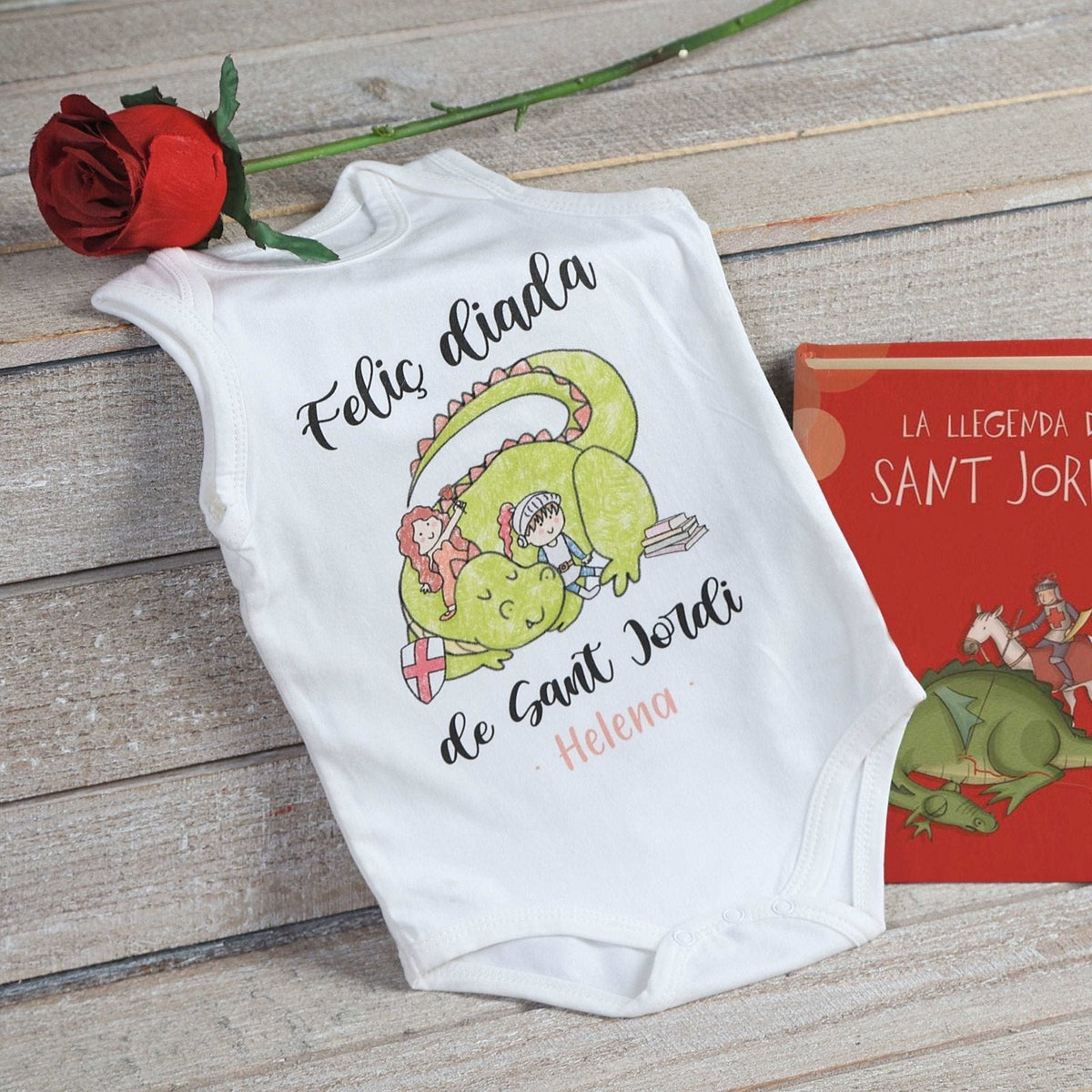 Vista del body con libro y rosa: Feliç Diada de Sant Jordi