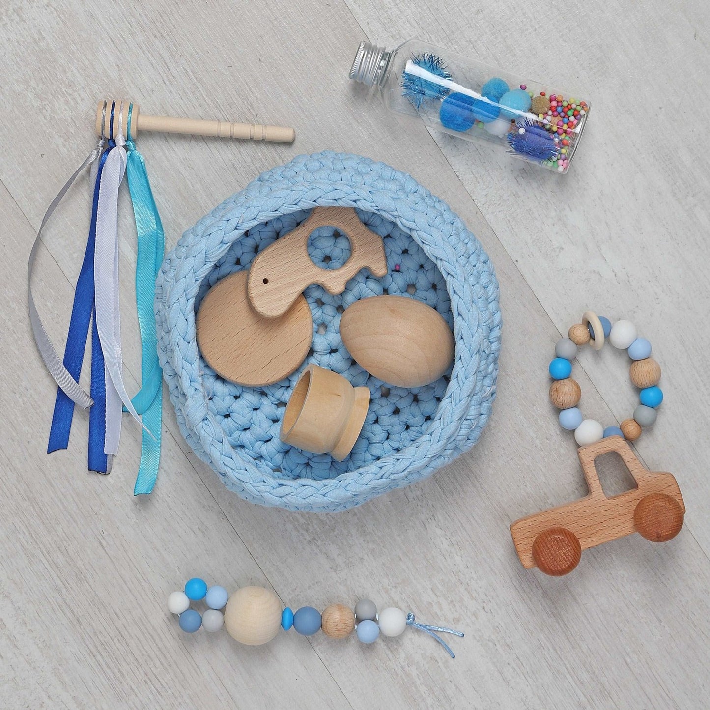 CESTO DE LOS TESOROS - CESTO SENSORIAL ·AZUL PASTEL· - Happy Moments Baby