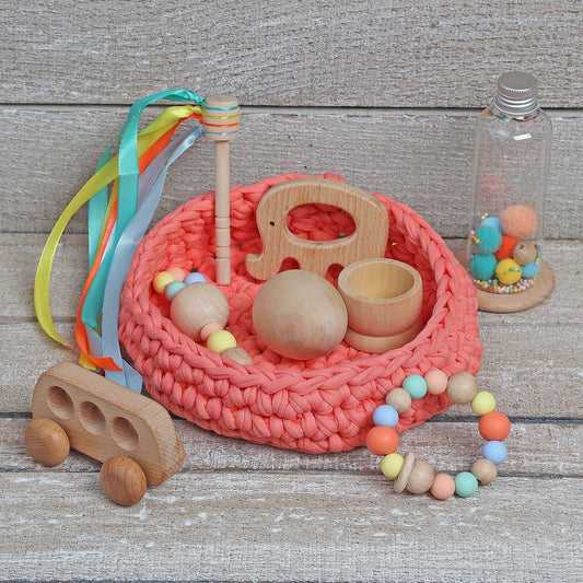 CESTO DE LOS TESOROS - CESTO SENSORIAL ·CORAL· - Happy Moments Baby