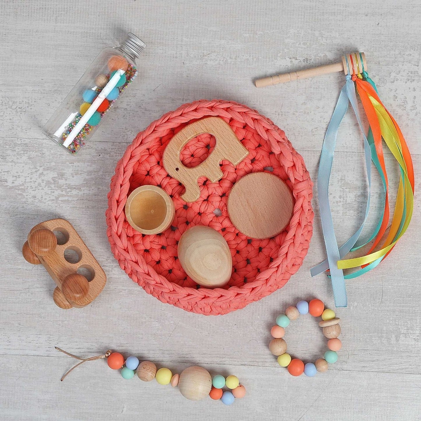 CESTO DE LOS TESOROS - CESTO SENSORIAL ·CORAL· - Happy Moments Baby