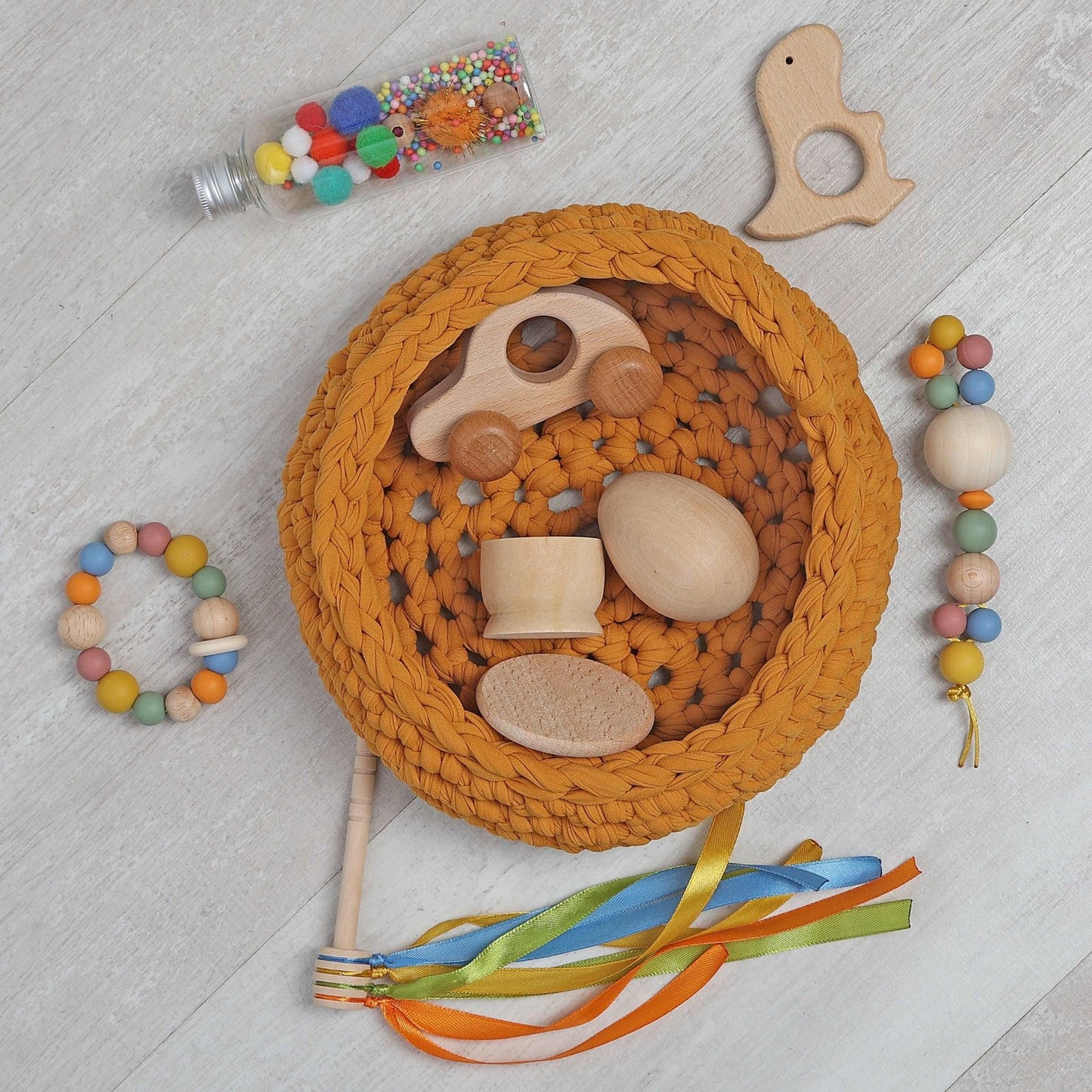 CESTO DE LOS TESOROS - CESTO SENSORIAL ·MOSTAZA· - Happy Moments Baby