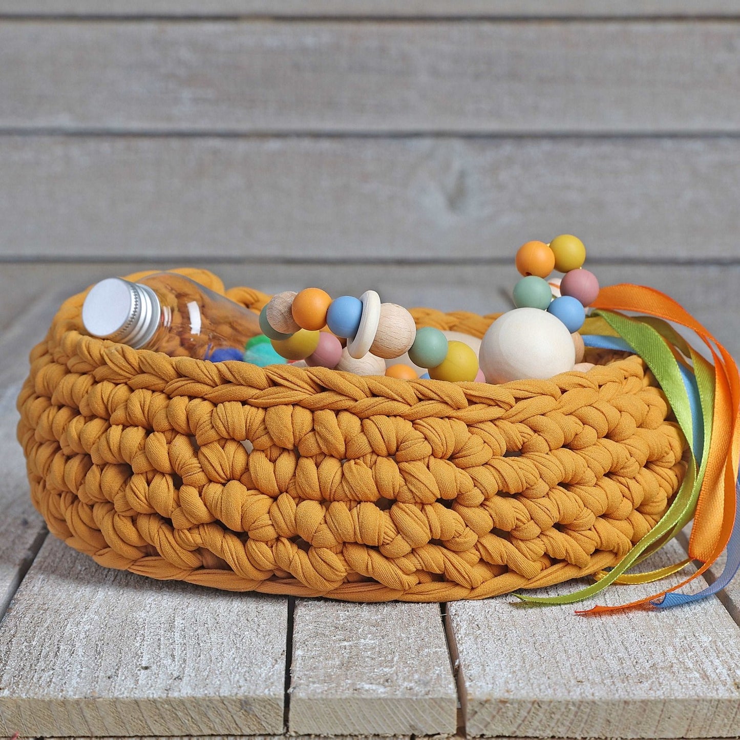 CESTO DE LOS TESOROS - CESTO SENSORIAL ·MOSTAZA· - Happy Moments Baby