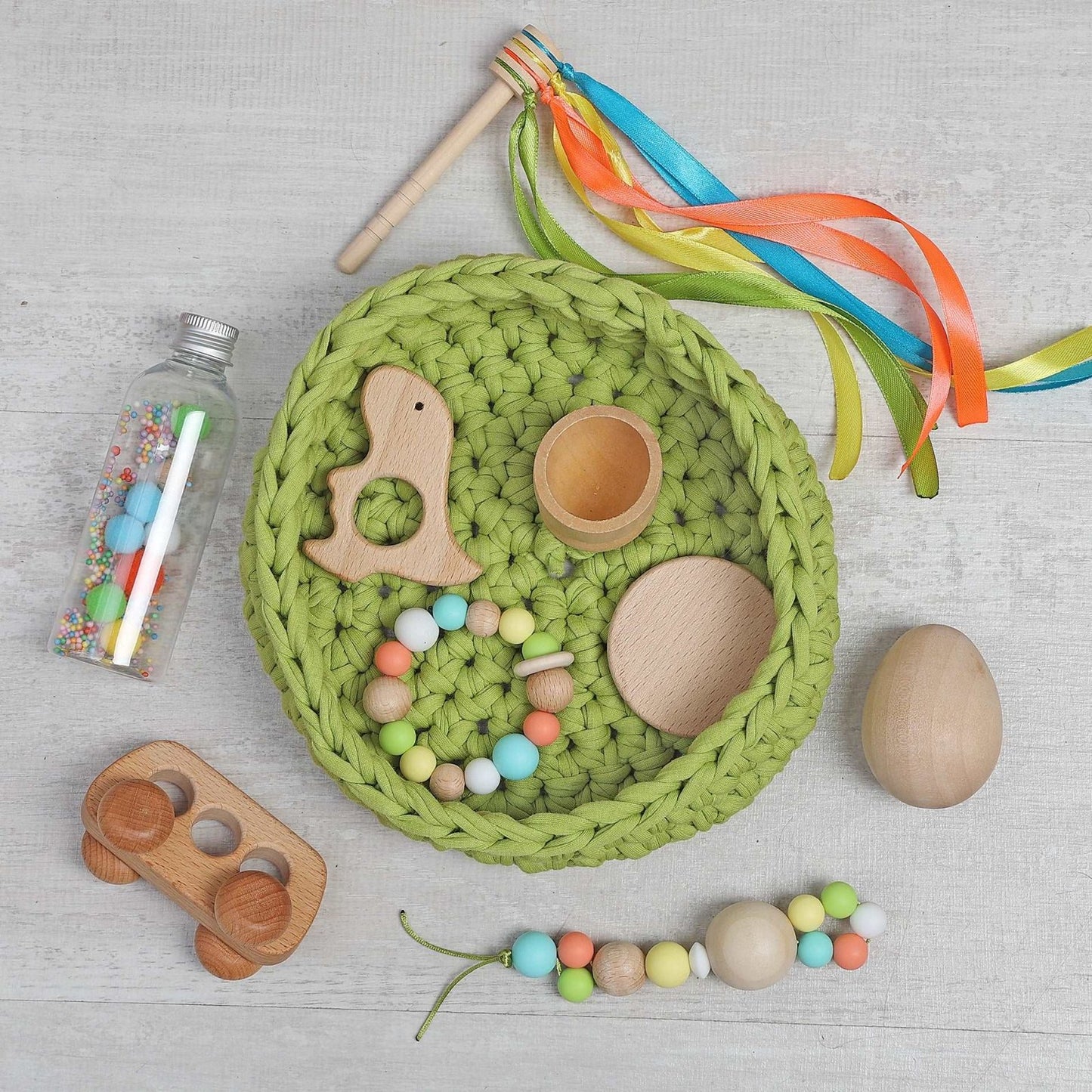 CESTO DE LOS TESOROS - CESTO SENSORIAL ·VERDE OLIVA· - Happy Moments Baby