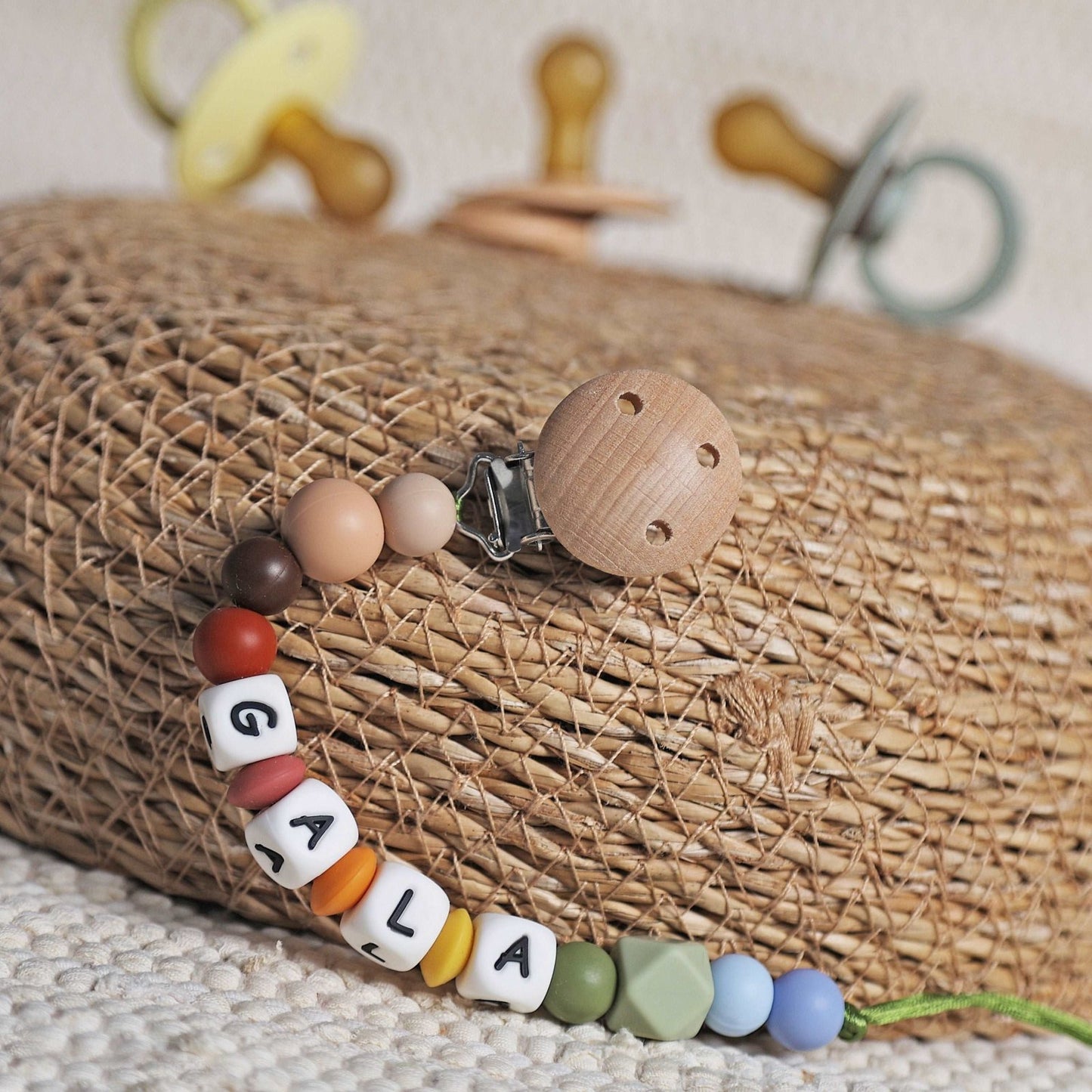 CHUPETERO PERSONALIZADO CON NOMBRE ·BINDI· - Happy Moments Baby