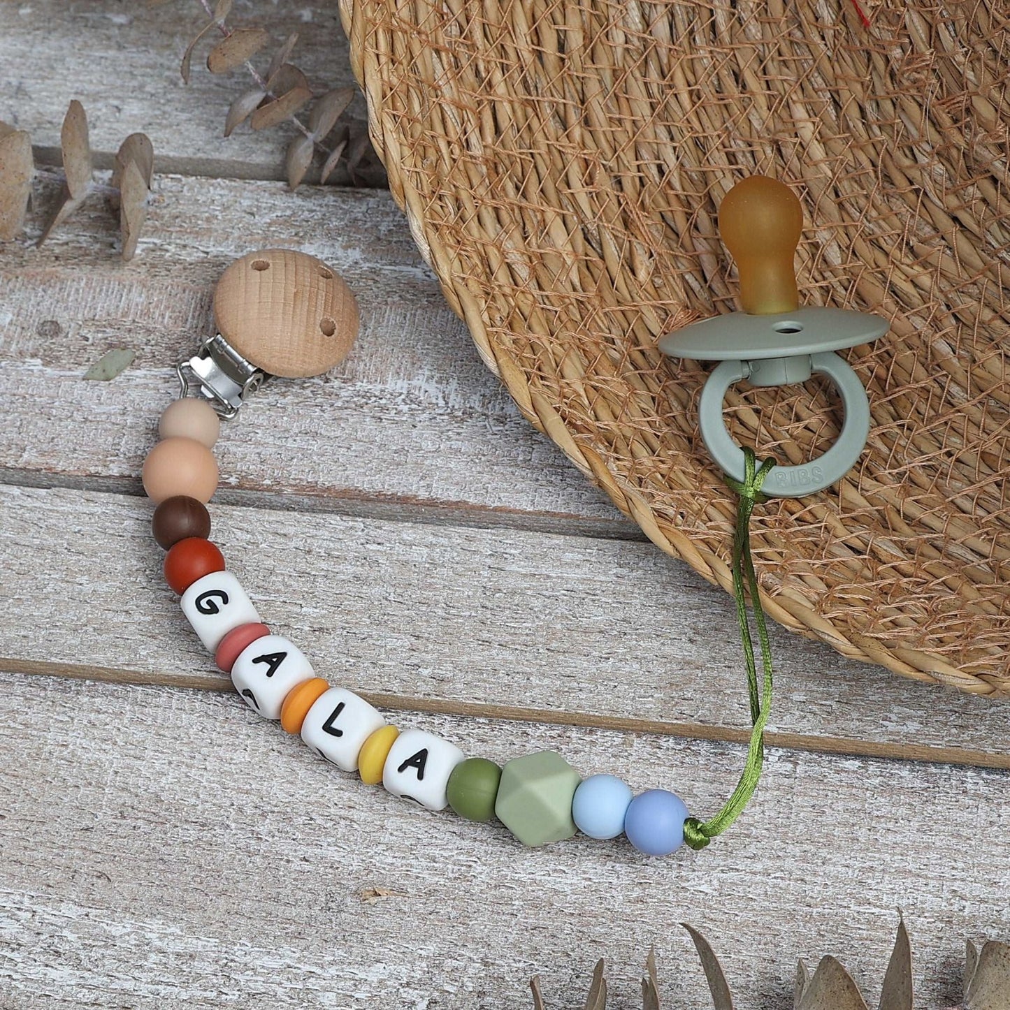 CHUPETERO PERSONALIZADO CON NOMBRE ·BINDI· - Happy Moments Baby