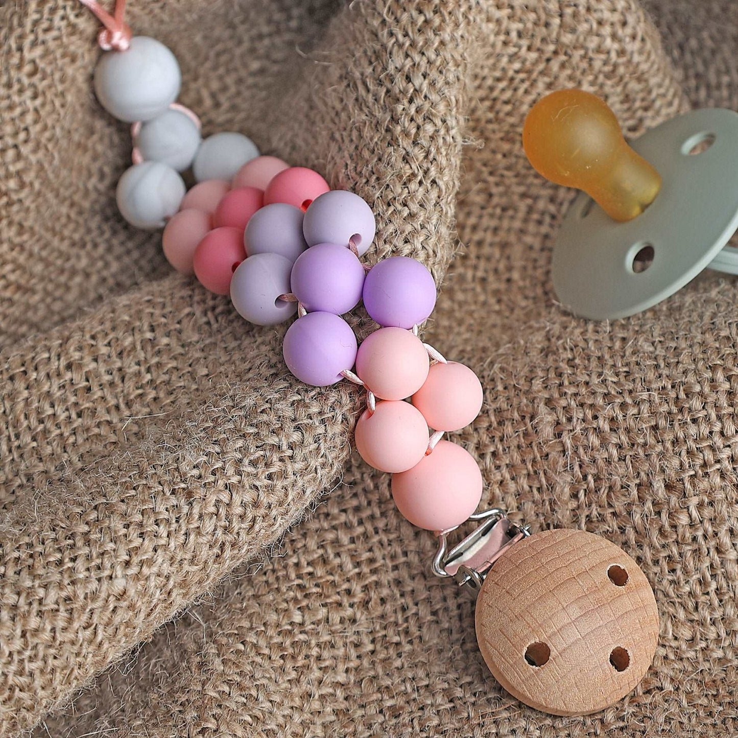 CHUPETERO TRENZADO ·FLOR· - Happy Moments Baby