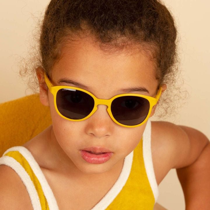 GAFAS FLEXIBLES DE PROTECCIÓN SOLAR (1-2 AÑOS) ·WAZZ MOSTAZA· - Happy Moments Baby