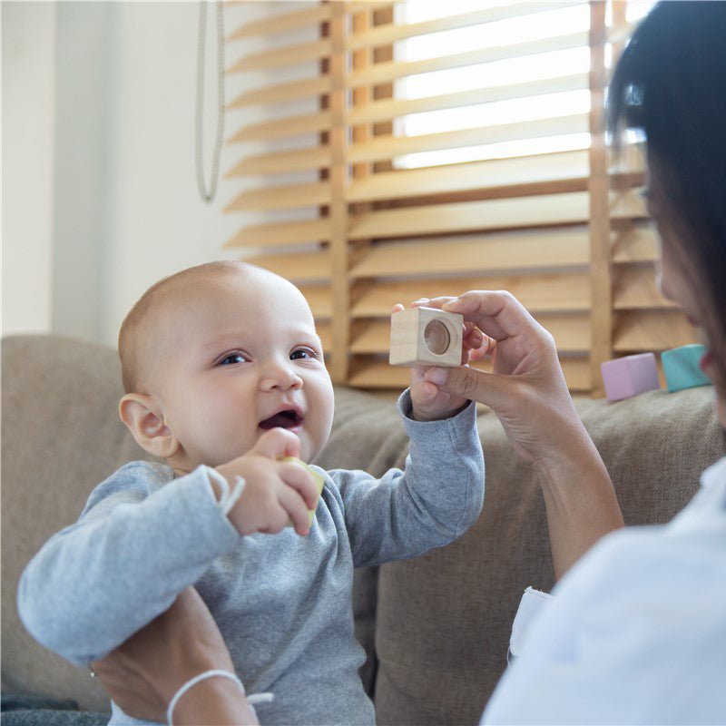 JUGUETE DE MADERA PLAN TOYS ·BLOQUES SENSORIALES· - Happy Moments Baby