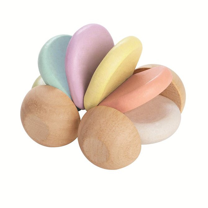 JUGUETE DE MADERA PLAN TOYS ·COCHÉ BEBÉ PASTEL· - Happy Moments Baby