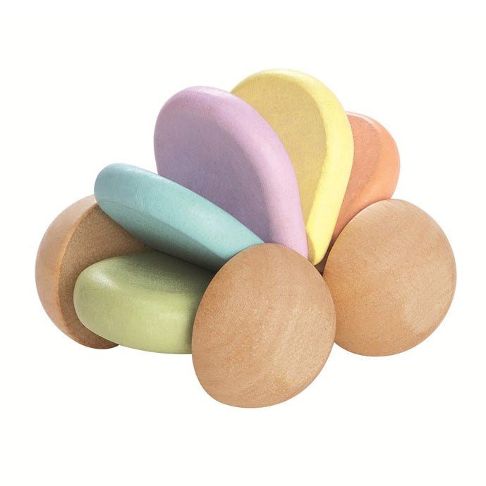 JUGUETE DE MADERA PLAN TOYS ·COCHÉ BEBÉ PASTEL· - Happy Moments Baby