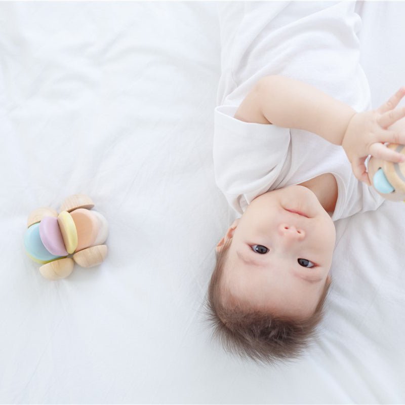 JUGUETE DE MADERA PLAN TOYS ·COCHÉ BEBÉ PASTEL· - Happy Moments Baby