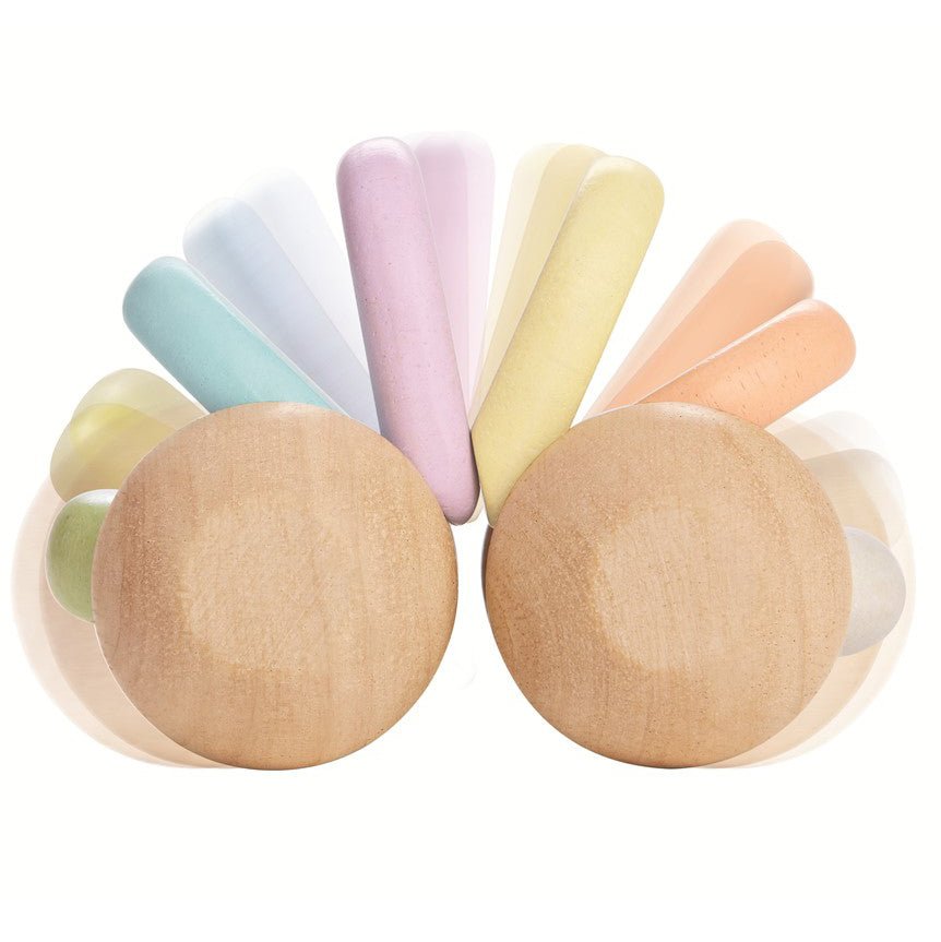 JUGUETE DE MADERA PLAN TOYS ·COCHÉ BEBÉ PASTEL· - Happy Moments Baby