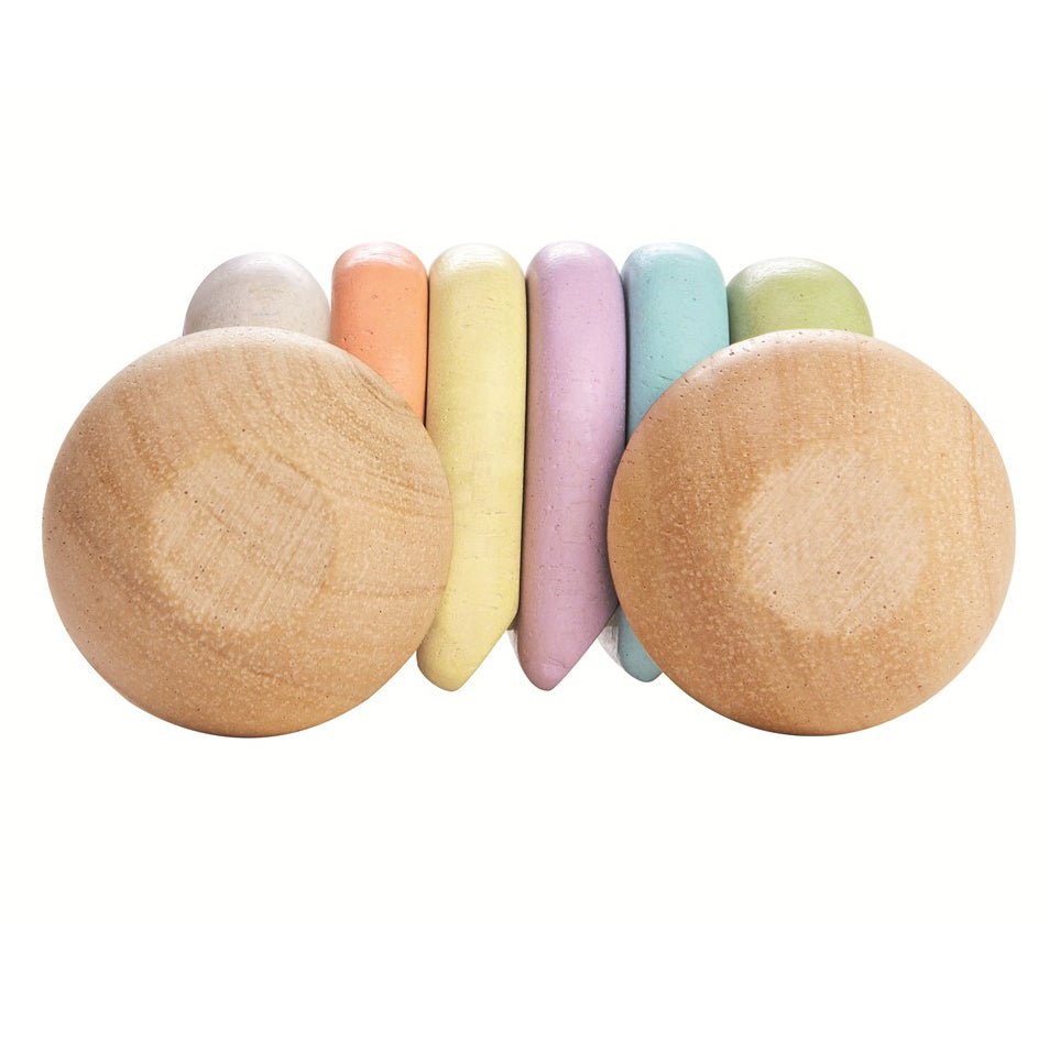 JUGUETE DE MADERA PLAN TOYS ·COCHÉ BEBÉ PASTEL· - Happy Moments Baby