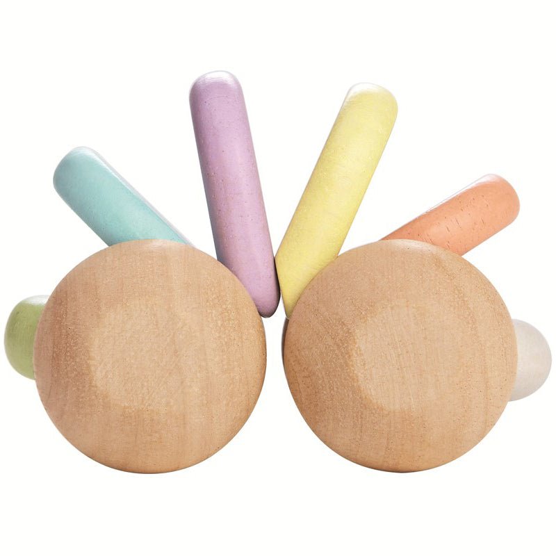 JUGUETE DE MADERA PLAN TOYS ·COCHÉ BEBÉ PASTEL· - Happy Moments Baby