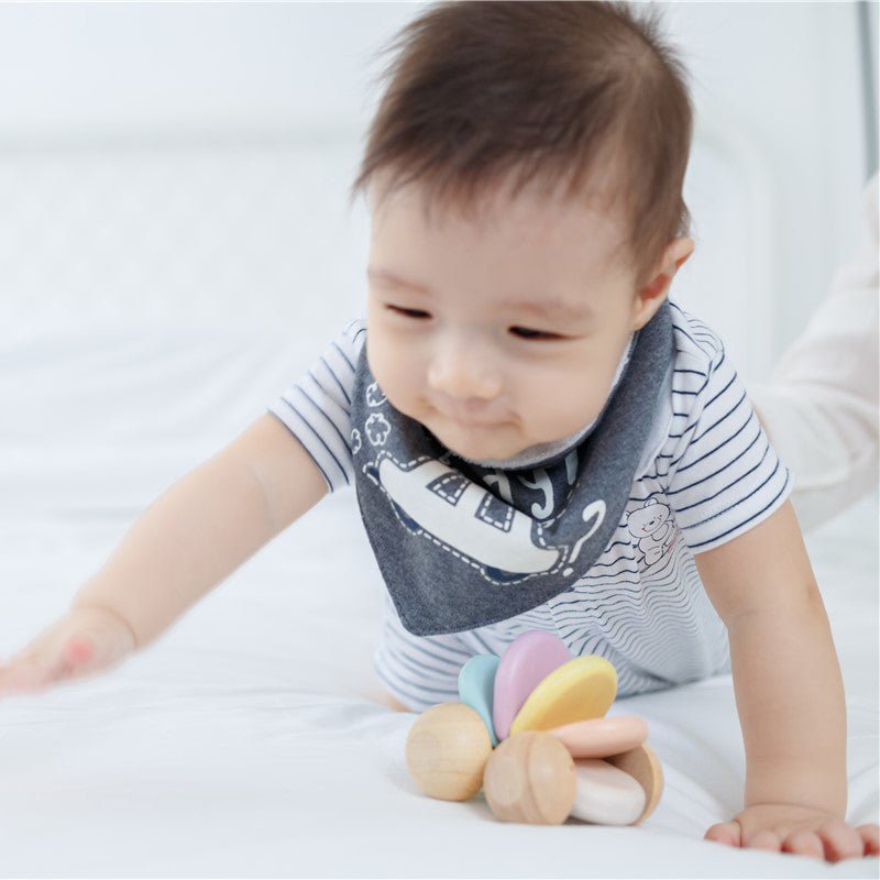 JUGUETE DE MADERA PLAN TOYS ·COCHÉ BEBÉ PASTEL· - Happy Moments Baby