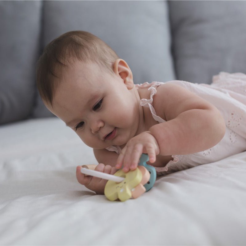 JUGUETE DE MADERA PLAN TOYS ·SONAJERO LLAVES PASTEL· - Happy Moments Baby