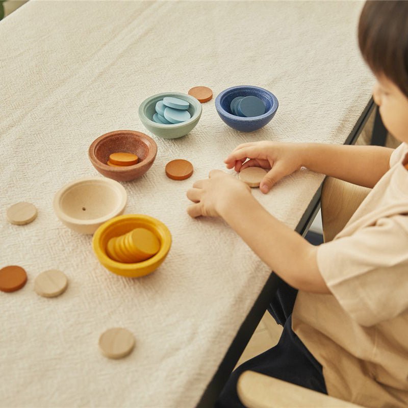 JUGUETE DE MADERA PLAN TOYS ·TAZAS ORDENA Y CUENTA ORCHARD· - Happy Moments Baby
