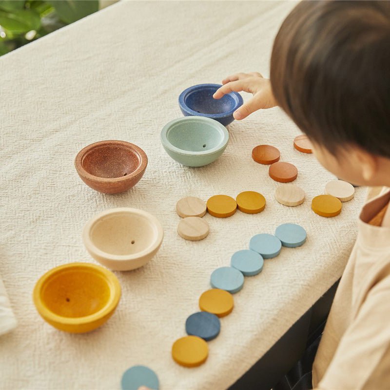 JUGUETE DE MADERA PLAN TOYS ·TAZAS ORDENA Y CUENTA ORCHARD· - Happy Moments Baby