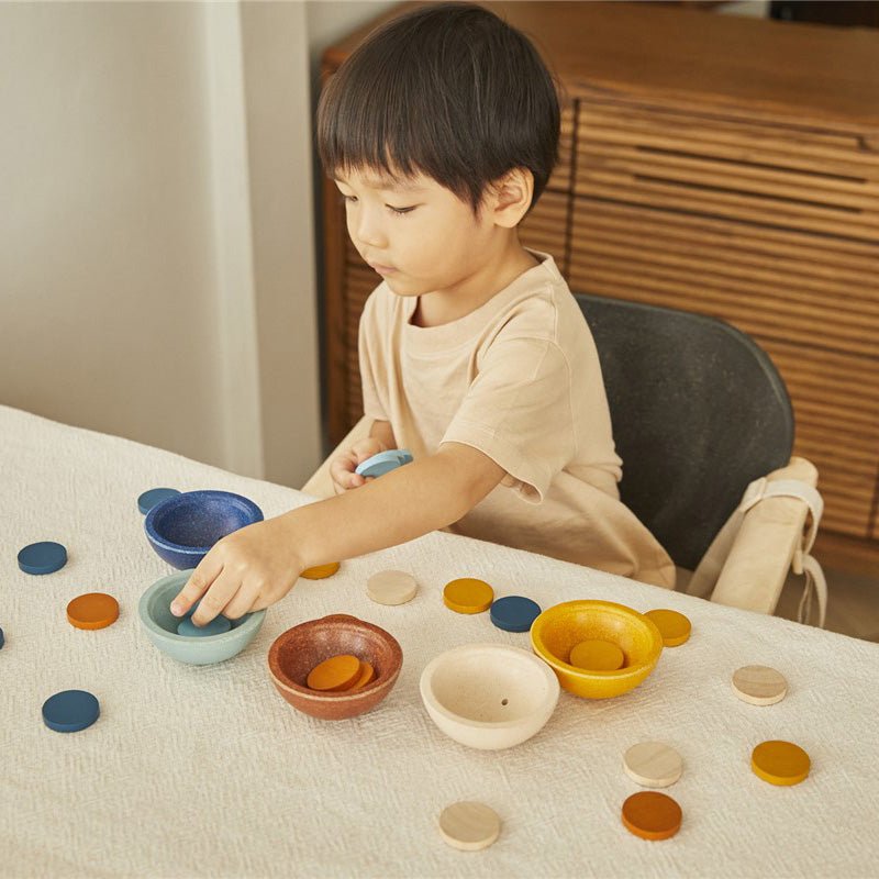 JUGUETE DE MADERA PLAN TOYS ·TAZAS ORDENA Y CUENTA ORCHARD· - Happy Moments Baby