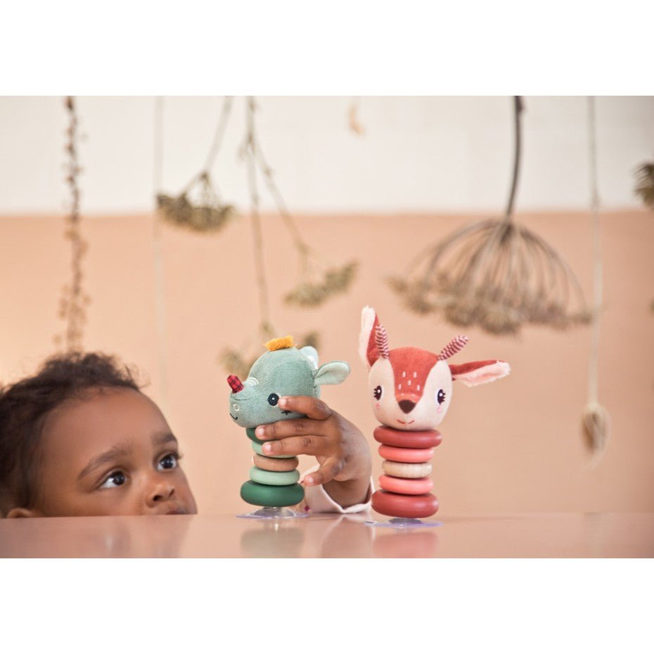 JUGUETE DE TELA Y MADERA LILLIPUTIENS ·SONAJERO SWING CON VENTOSA JOE· - Happy Moments Baby