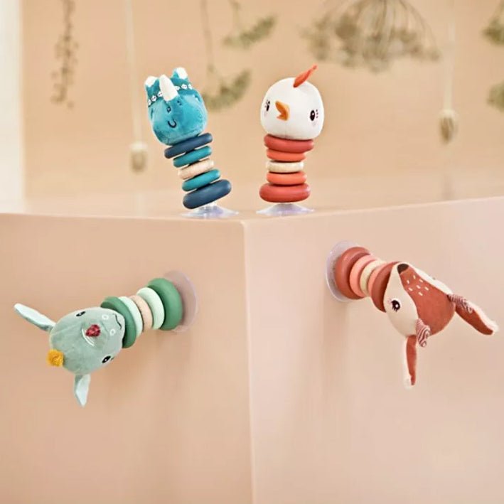 JUGUETE DE TELA Y MADERA LILLIPUTIENS ·SONAJERO SWING CON VENTOSA JOE· - Happy Moments Baby