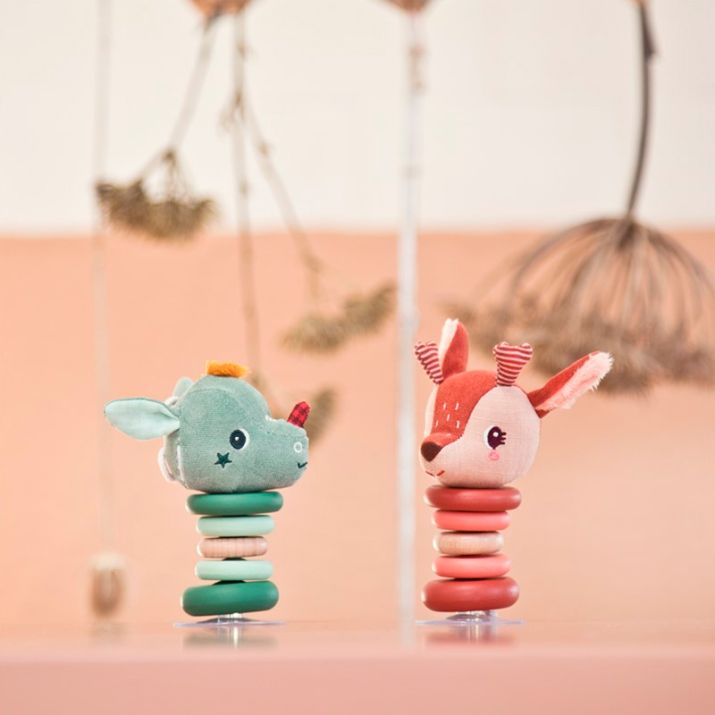 JUGUETE DE TELA Y MADERA LILLIPUTIENS ·SONAJERO SWING CON VENTOSA JOE· - Happy Moments Baby