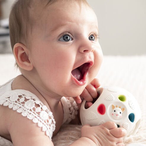 JUGUETE SENSORIAL ·BOLA SENSORIAL SOPHIE LA GIRAFE· - Happy Moments Baby