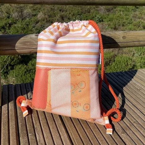 MOCHILA SACO ANTIARENA BTBOX ·CORAL Y MOSTAZA· - Happy Moments Baby