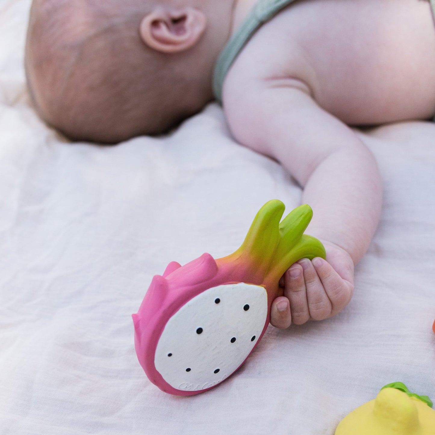 MORDEDOR 100% CAUCHO NATURAL OLI&CAROL ·FRUTA DRAGÓN· - Happy Moments Baby