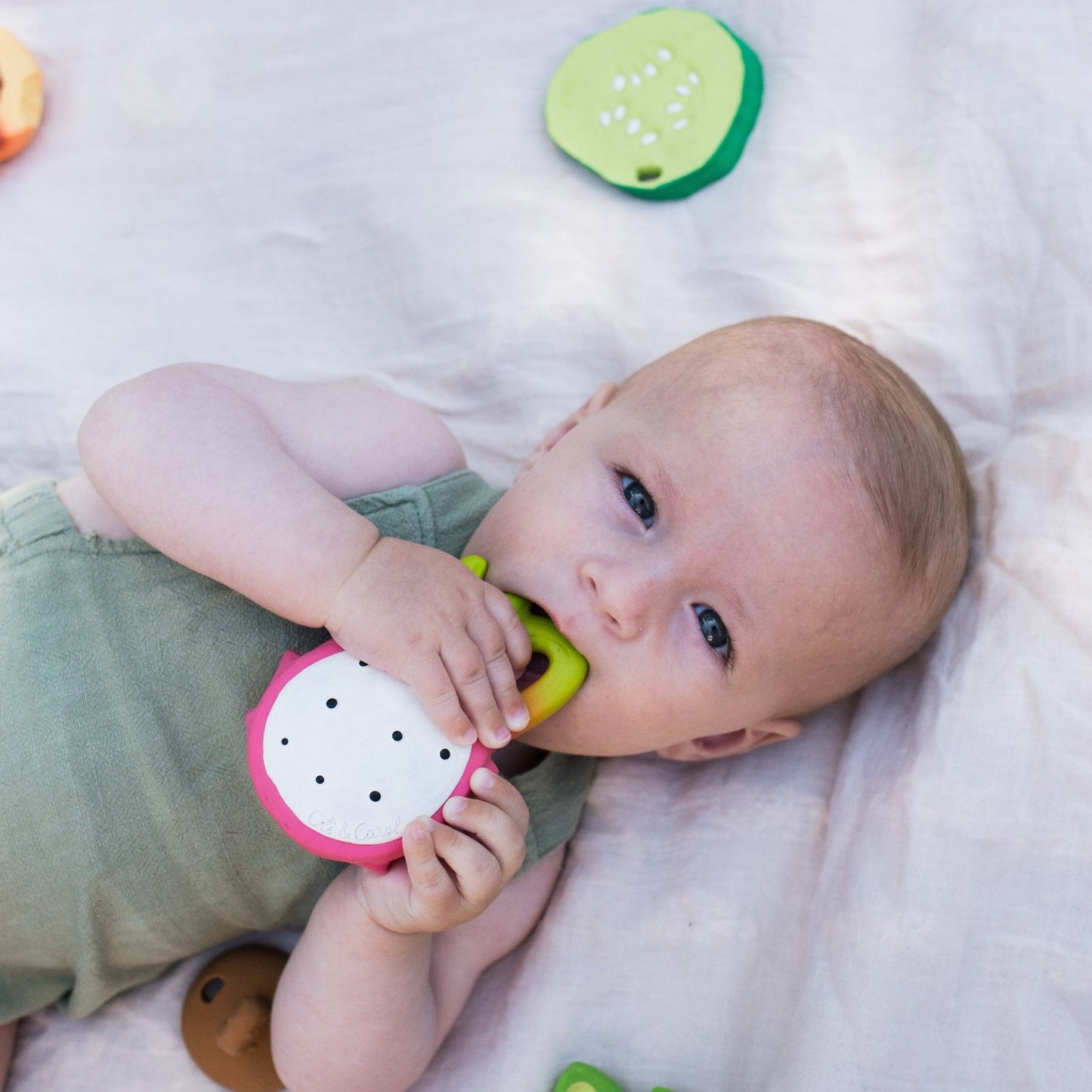 MORDEDOR 100% CAUCHO NATURAL OLI&CAROL ·FRUTA DRAGÓN· - Happy Moments Baby