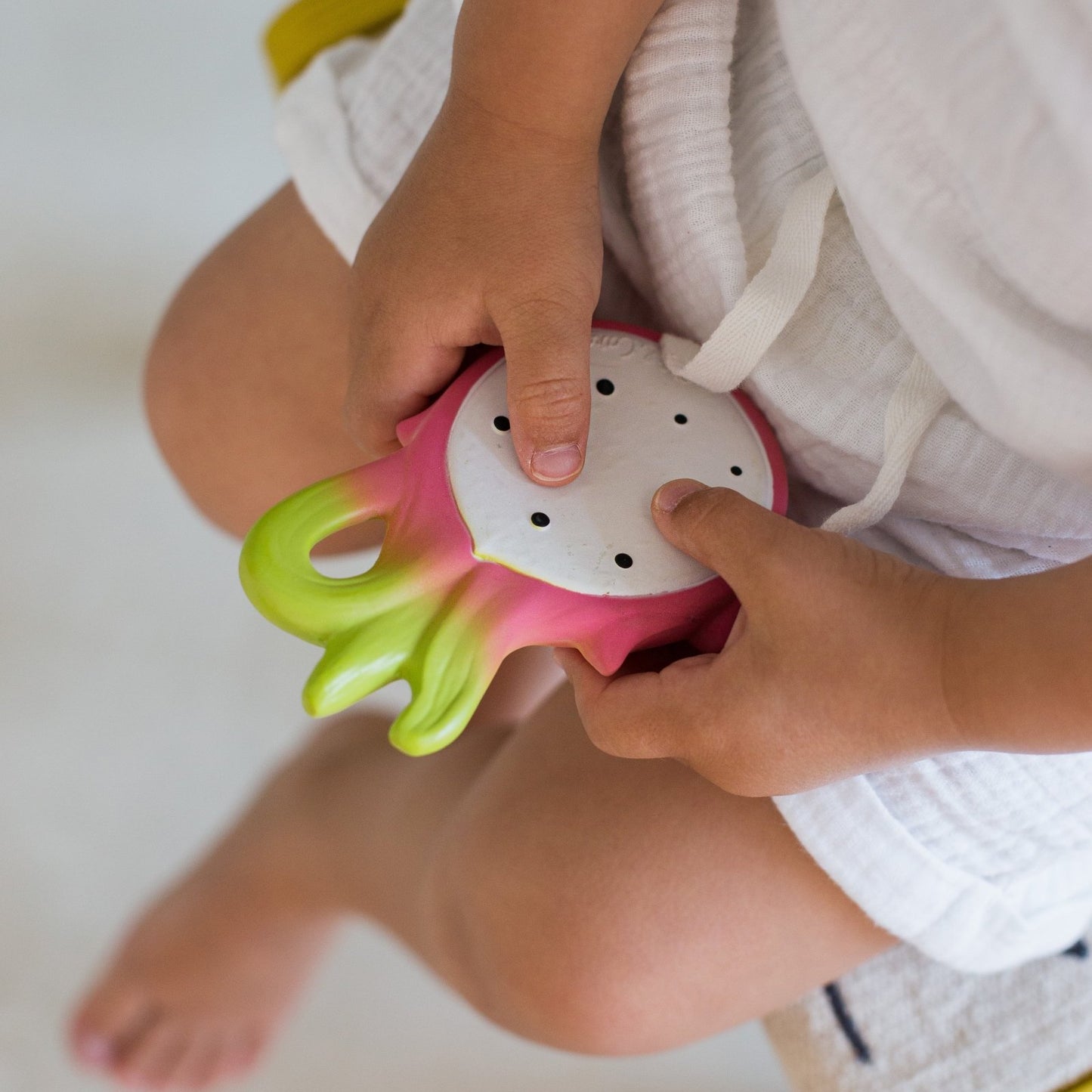 MORDEDOR 100% CAUCHO NATURAL OLI&CAROL ·FRUTA DRAGÓN· - Happy Moments Baby