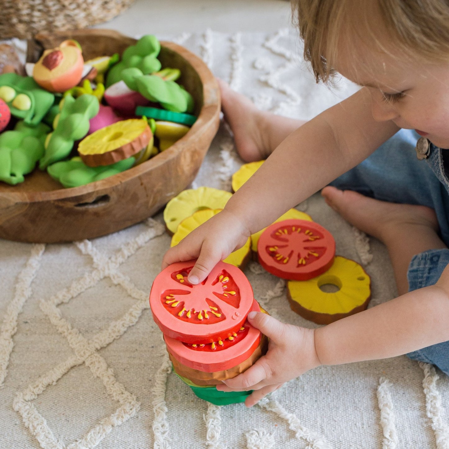 MORDEDOR 100% CAUCHO NATURAL OLI&CAROL ·TOMATE· - Happy Moments Baby