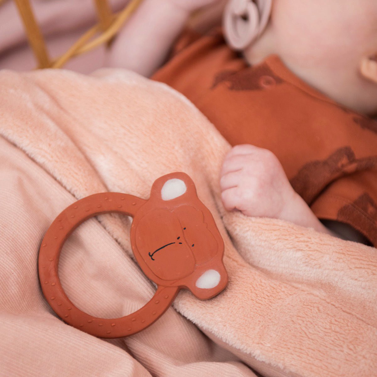 MORDEDOR CAUCHO NATURAL TRIXIE ·MONO· - Happy Moments Baby